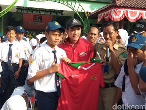 Kunjungi Sekolah, Pemain Timnas Indonesia U-16 Brylian Bagi-Bagi Jersey