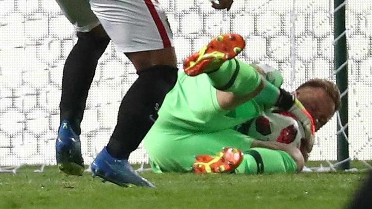 Marc-Andre ter Stegen menggagalkan penalti Sevilla di injury time untuk mengamankan gelar Piala Super Spanyol bagi Barcelona (Foto: Sergio Perez/Reuters)