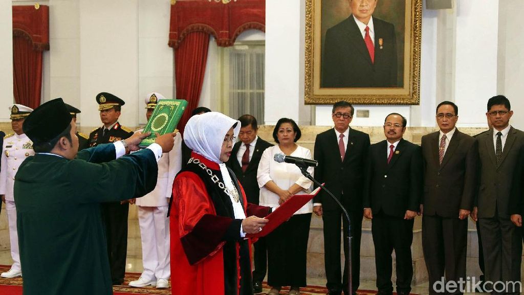 Enny Nurbaningsih Ucapkan Sumpah Jadi Hakim MK di Depan Jokowi Enny Nurbaningsih Ucapkan Sumpah Jadi Hakim MK di Depan Jokowi