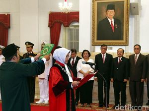 Enny Nurbaningsih Ucapkan Sumpah Jadi Hakim MK di Depan Jokowi Enny Nurbaningsih Ucapkan Sumpah Jadi Hakim MK di Depan Jokowi