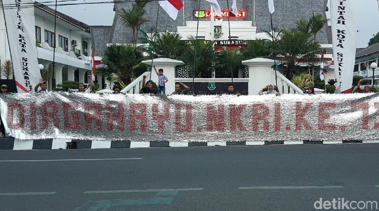 Unik! Pria Sukabumi Buat Spanduk Bungkus Kopi Peringati HUT RI