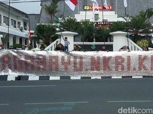 Unik! Pria Sukabumi Buat Spanduk Bungkus Kopi Peringati HUT RI
