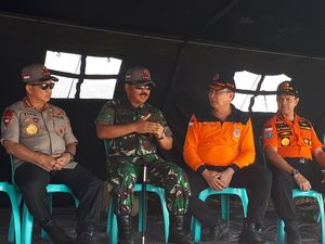 Kapolri Kunjungi Korban Gempa di Lombok Utara Kapolri Kunjungi Korban Gempa di Lombok Utara