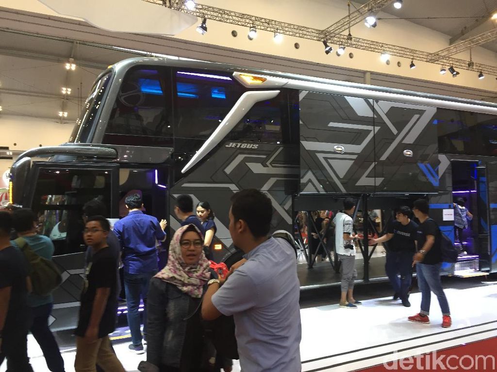 Perut Bus Ini Bisa Menampung 4 Motor Skutik Perut Bus Ini Bisa Menampung 4 Motor Skutik