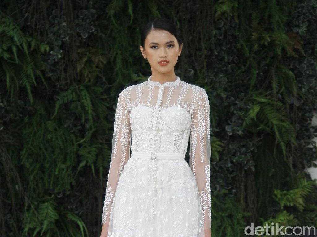 21 Gaun Pengantin Terbaru Sapto Djojokartiko di Grand Hyatt Wedding Fair 21 Gaun Pengantin Terbaru Sapto Djojokartiko di Grand Hyatt Wedding Fair