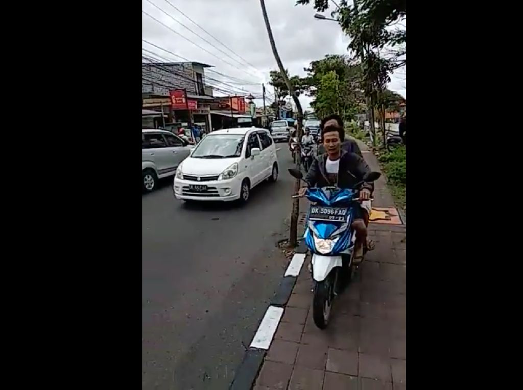 Salah Malah Maki, Begini Kelakuan Pemotor Jajah Trotoar di Bali Salah Malah Maki, Begini Kelakuan Pemotor Jajah Trotoar di Bali