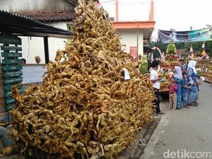 Saat Ribuan Ayam Panggang Melenggang di Tengah Jalan
