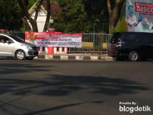 Spanduk Tolak Deklarasi Ganti Presiden Terpasang di Kota Blitar Spanduk Tolak Deklarasi Ganti Presiden Terpasang di Kota Blitar