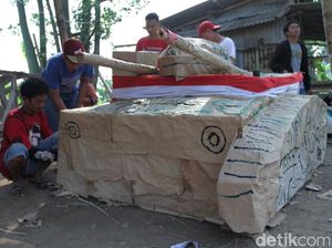 Sambut HUT RI, Warga Bandung Siapkan Tank dan Helikopter Kardus
