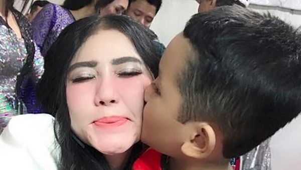 Foto-foto Kekompakan Via Vallen dan Adik Bungsunya