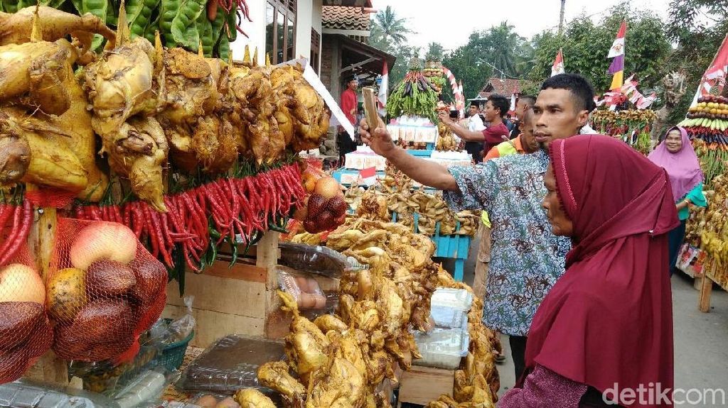 Foto: Karnaval Ribuan Ayam Panggang di Purworejo