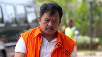 Diperiksa KPK, Bupati Nonaktif Labuhanbatu Tertunduk Lesu