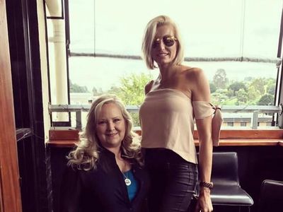 Foto: Eks Model Berkaki Super Panjang, Berada di Sebelahnya Seperti Liliput