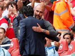 Salam perkenalan Emery dengan Premier League langsung terjadi dalam big match Arsenal vs City di Emirates. Sebelum laga, Emery sempat berinteraksi dengan Pep Guardiola di kubu lawan. (Foto: John Sibley/Action Images via Reuters)