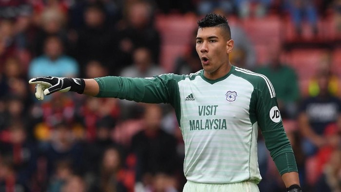 BOURNEMOUTH, ENGLAND - AUGUST 11:  Neil Etheridge of Cardiff points during the Premier League match between AFC Bournemouth and Cardiff City at Vitality Stadium on August 11, 2018 in Bournemouth, United Kingdom.  (Photo by Mike Hewitt/Getty Images)