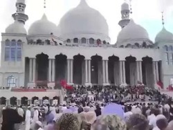 Warga Hui Bertahan, China Tunda Pembongkaran Masjid