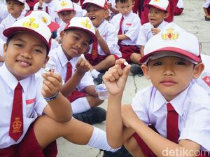 Hindari Cacingan, Siswa SD di Banyuwangi Minum Obat Bersama