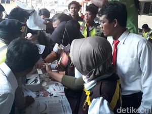 Ratusan Polisi di Surabaya Ikut Tes Urine Dadakan