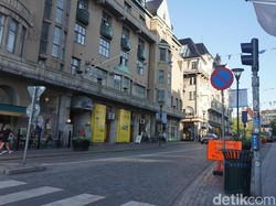 Enggak Enak Jadi Pejabat di Negara Ini: Tak Dapat Mobil Dinas, Semua Naik Bus dan Kereta