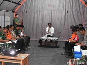 Jokowi Minta Panglima Evakuasi Desa Terisolasi di NTB Lewat Udara Jokowi Minta Panglima Evakuasi Desa Terisolasi di NTB Lewat Udara