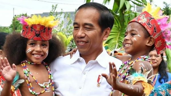 Potret Keceriaan Jokowi Saat Berada di Tengah Anak-anak