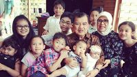 So Sweet! Momen Kebersamaan Jusuf Kalla dan Cucunya