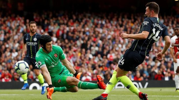 Petr Cech kebobolan dua gol melawan Man City.