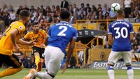 Ruben Neves (Wolves). Debut Neves di Premier League ditandai dengan gol pertama timnya saat berimbang 2-2 lawan Everton. Selain bikin gol cantik, ia juga membuat assist untuk gol kedua Watford, memblok sebuah tembakan, dan enam kali merebut bola. (Foto: Darren Staples/Reuters)