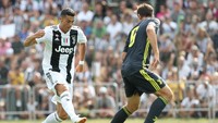 Juventus memilih memainkan Ronaldo untuk kali pertama di sebuah stadion kecil yang terletak di Lembah Chisone, beberapa kilometer dari pusat Kota Turin dan tak jauh dari Pegunungan Alpen. Marco Luzzani/Getty Images.