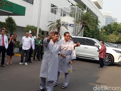 Siap Tes Kesehatan, Prabowo-Sandi Pakai Baju Pasien