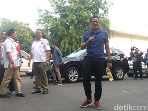 Bawa Infused Water, Sandiaga Susul Prabowo Tiba di RSPAD