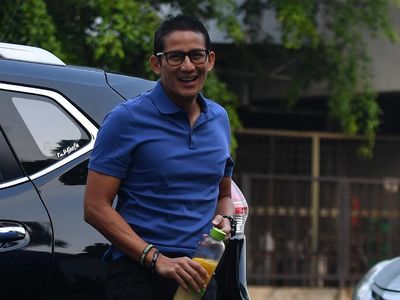Tetap Membiru, Gaya Sandiaga Bawa Infused Water Saat Tes Kesehatan