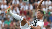 Ronaldo terus berada di lapangan sampai babak pertama. Dia mencoba melepaskan tendangan akrobatik, melakukan beberapa atraksi dengan bola serta kakinya, dan melepaskan senyum ke arah bek muda yang mencoba menghentikannya. Marco Luzzani/Getty Images.