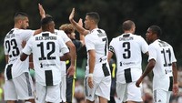 Penonton riuah menyambut gol tersebut. Mereka kemudian mengintimidasi perayaan gol Ronaldo dengan berteriak kompak Siiiiiiiii. Nama Ronaldo pun diteriakan berulang kali. Marco Luzzani/Getty Images.