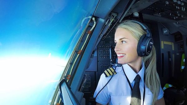 10 Pesona Maria Fagerstrom, Pilot Cantik Asal Swedia yang Hobi Yoga