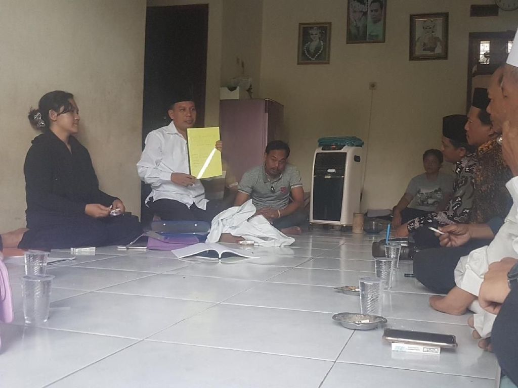 Raja Kerajaan Ubur-ubur Seorang Wanita, Tolak Disebut Aliran Sesat Raja Kerajaan Ubur-ubur Seorang Wanita, Tolak Disebut Aliran Sesat