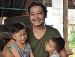 Viral, Video Seorang Ayah Pakai Dress di Hari Ibu Demi Anaknya yang Piatu