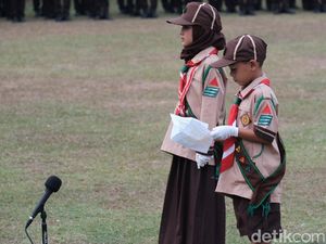 Aksi Pramuka Cilik Baca Doa di Depan Jokowi