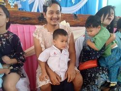 Video: Bikin Terharu, Saat Ayah Pakai Gaun di Hari Ibu