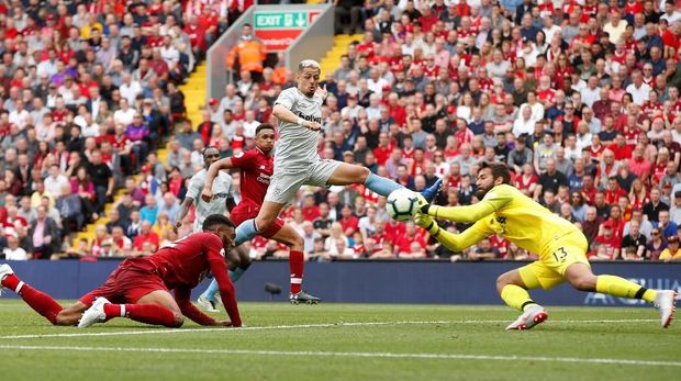 Alisson Becker meraih clean sheet di pertandingan pertama.