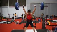 Latihan Berat Atlet Angkat Besi di Venue yang Belum Jadi