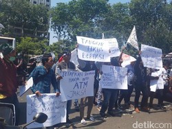 Kejati Jatim Didemo Mahasiswa dan Masyarakat, Ini Tuntutannya
