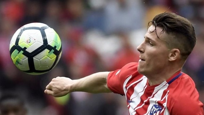 Atletico Madrid's French forward Kevin Gameiro controls the ball during the Spanish league football match between Club Atletico de Madrid and Levante UD at the Wanda Metropolitano stadium in Madrid on April 15, 2018. / AFP PHOTO / GABRIEL BOUYS
