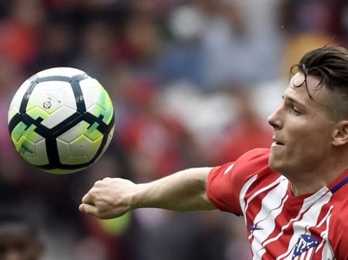 Atletico Madrid's French forward Kevin Gameiro controls the ball during the Spanish league football match between Club Atletico de Madrid and Levante UD at the Wanda Metropolitano stadium in Madrid on April 15, 2018. / AFP PHOTO / GABRIEL BOUYS
