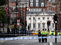 Mobil Tabrak Pembatas Gedung Parlemen Inggris Diduga Terorisme