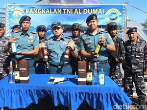 TNI AL Gagalkan Penyelundupan Miras dan Tekstil Ilegal di Dumai