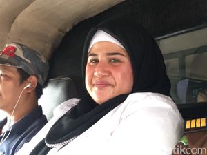 Dhawiya Semringah Tiba di PN Jaktim Dhawiya Semringah Tiba di PN Jaktim