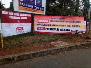 Satpol PP Depok Copot Spanduk Penolakan Neno Warisman