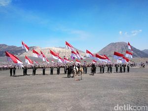 Suku Tengger Kibarkan 2.018 Merah Putih di Lautan Pasir Bromo
