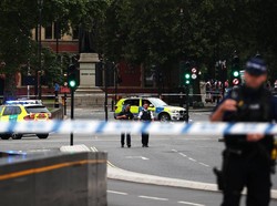 Mobil Tabrak Pembatas Gedung Parlemen Inggris, 1 Pria Ditangkap